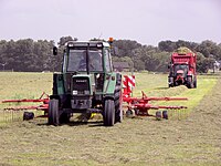 Dubbele hark (met daarachter een trekker met opraapwagen