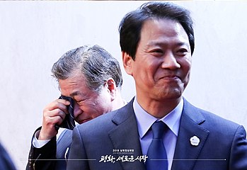 국정원장 서훈 이 대통령의 판문점 선언 발표후 눈물을 닦음