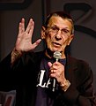 Leonard Nimoy demostrant la salutació de Vulcà a la Convenció Star Trek de Las Vegas el 2011