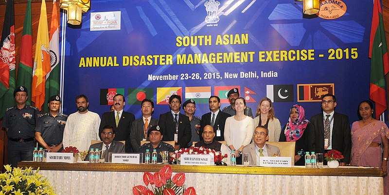 File:Rajnath Singh with the medal winner officers of NDRF, at the concluding session of the first South Asia Annual Disaster Management Exercise (SAADMEx)-2015, in New Delhi. The Secretary General, SAARC.jpg