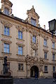 Böttingerhaus Bamberg. Dientzenhofers Beteiligung ist nicht gesichert und auch eher unwahrscheinlich. Die Dekoration der Fassade spricht eher für einen Stuckateur oder Bildhauer als Entwerfer. In Frage kämen Johann Jacob Vogel oder Johann Ammon.