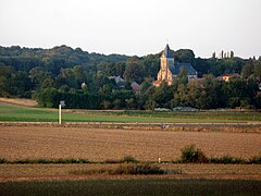 L'église surgit de la verdure.