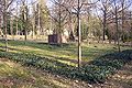 Viergeteilter Quader auf St.-Pauli-Friedhof, ein Teil mit Namen der Bombenopfer