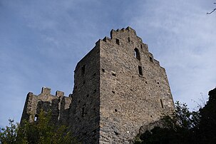 Stone building without roof. The wall on the right is almost completely destroyed.