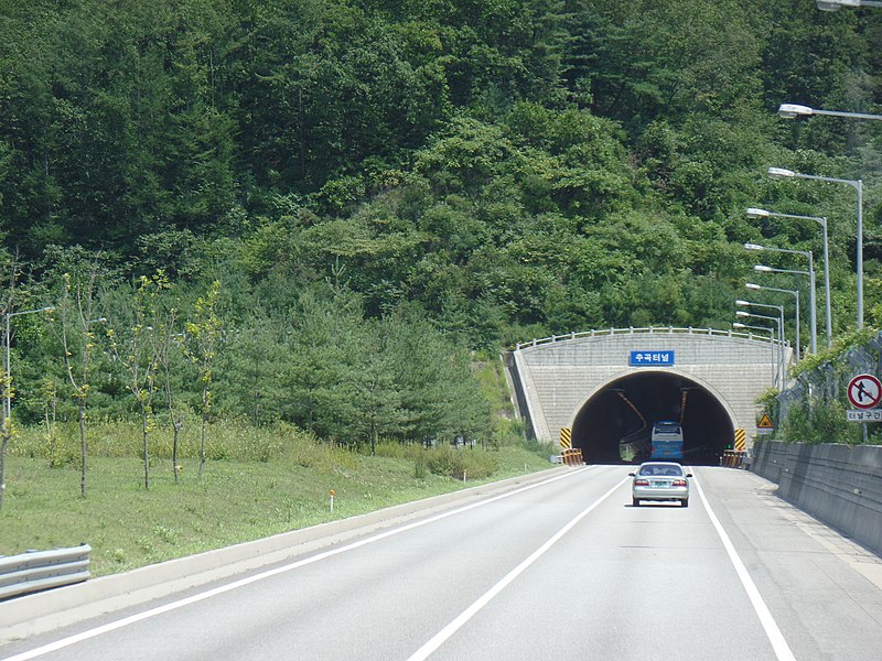 File:Seoul-Yangyang Expwy Chugok TN(Yangyang Dir) 2.jpg