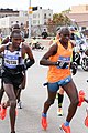 Michael Kipyego rechts, op 2 november 2014 geboren op 2 oktober 1983