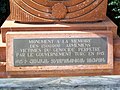 Inscription au pied de la stèle : « Monument à la mémoire des 1.500.000 Arméniens victimes du génocide perpétré par le gouvernement Turc en 1915 », Arnouville (France).