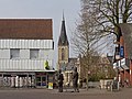 Gescher, statue: Brauchtum verbindet et l'église au fond