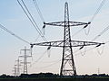 Donaumast einer 400-kV-Leitung in Nordengland mit Übergang auf das dort üblichere Mastbild Tonnenmast.