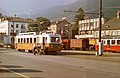 Une automotrice BDeh 2/4 202 de l'AL sur la place de la Gare en 1979.