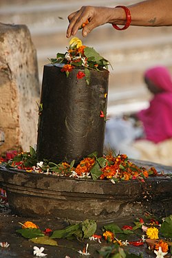 வாராணாசியில் உள்ள இலிங்கத்திற்கு பூசை செய்தல்