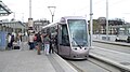 Auf dem Bahnhofsvorplatz hält die Dubliner Straßenbahn