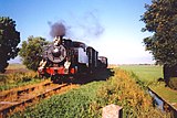 Stoomlocomotief USATC 4389 Ing. H.F. Enter van de SGB tijdens een foto-/filmdag, nadert het Midwoud-Oostwoud, 13 juli 1996. Foto: Rob Veninga