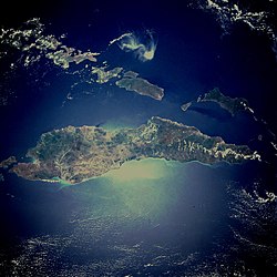 Timor (keskel) kosmosest nähtuna