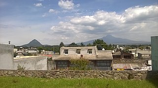 Cuautlapanga, Matlalcuéyetl and houses in Santa Cruz Tlaxcala.jpg