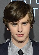 Freddie Highmore interprète Norman Bates.