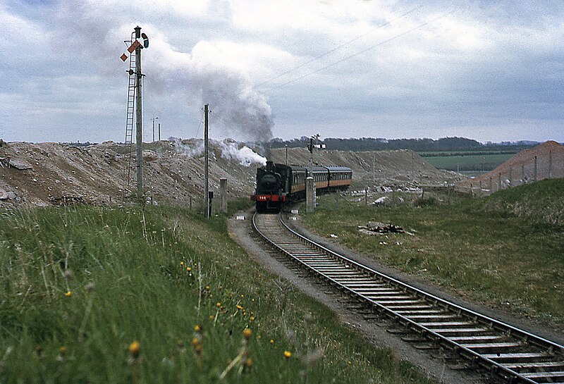 File:Steam train leaving Drogheda cement factory.jpg