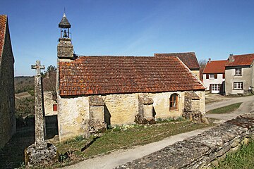 Chapelle et croix en pierre de Fontette.