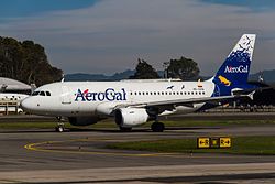 Airbus A319 (HC-CKN) con los colores de Aerogal en el Aeropuerto Internacional El Dorado (2012)