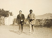 Photographie jaunie de deux hommes marchant vers le photographe.