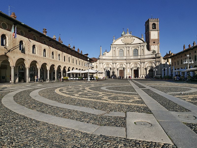 File:Centro storico di Vigevano.jpg