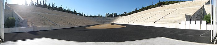 Panorama af et U-formet stadion af hvid marmor