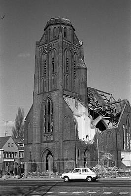 Kerkgebouw tijdens de afbraak