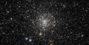 Aufnahme des Kugelsternhaufens NGC 6453 mithilfe des Hubble-Weltraumteleskops