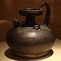 Una jarra de esmalte negro, para vino o agua, con un pico en forma de gallo, Dinastía Jin (265-420)