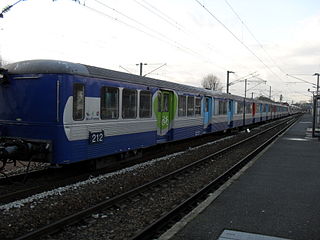 Une rame RIB rénovée en gare.