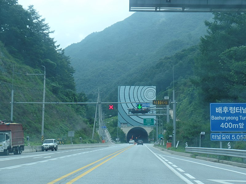 File:ROK National Route 46 Baehuryeong TN(Eastward Dir) 2.jpg