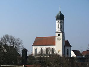 Ein stärker verbreites Kennzeichen ist eine quadratische Turmbasis, der ein achteckiges Prisma aufgesetzt ist, welcher wiederum irgendeine Form von Zwiebelhaube folgt.