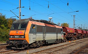 La BB 26222 tirant des wagons trémies à Annemasse.