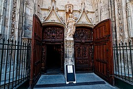 Avignon - Place Saint-Pierre - Église Saint-Pierre 1358 - View East & Up on late Gothic Flamboyant Façade 1512-24 - Monumental walnut doors by Antoine Vollard, 1551 - Virgin and Child statue attributed to Jean Péru 02.jpg