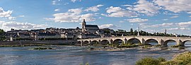 Pemandangan panorama Blois di Sungai Loire