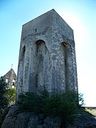 Mâchicoulis sur arcs bandés entre des contreforts médians[note 3], tour-maîtresse de Clansayes.