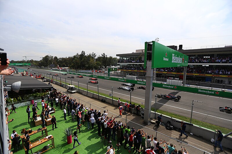 File:Formula 1 2016 -i---i- (30695484285).jpg