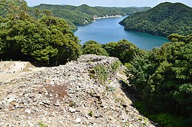 南部石塁（後背に黒瀬湾）