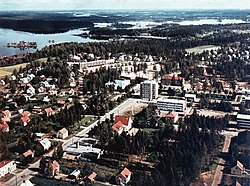 Värillinen ilmakuva Lauritsalan kauppalan keskustasta noin vuosilta 1959-1962