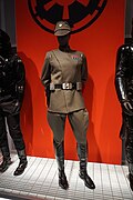 Mannequin portant une casquette et un costume militaire kaki.