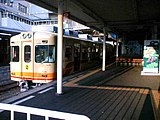 由700系列車担当的花火大會特別臨時列車停靠在松山市站（2006年7月）