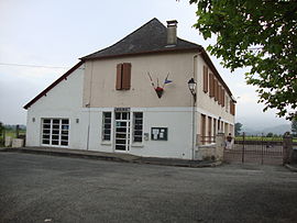 The town hall and school of Idaux-Mendy