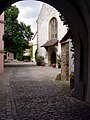 Blick durch den Torbogen in die Kleinlangheimer Kirchenburg