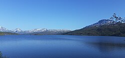 Vue du Skogsfjordvatnet devant le Nonsdagstind.