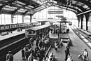 Fernbahn­halle mit West-Berliner S-Bahn-Zug am Fernbahn­steig B, April 1990