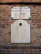 Hommages sur le mur de l'église.