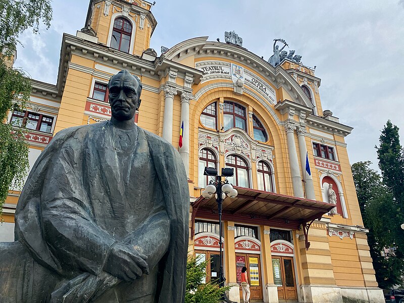 File:Estàtua de Lucian Blaga a Cluj-Napuca.jpg