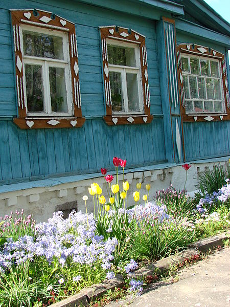 File:Flowers and Traditional Wooden House - Suzdal - Russia.JPG