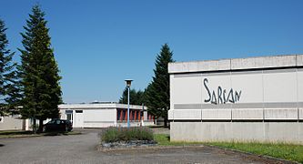 Bâtiments du complexe scolaire de La Serre de Sarsan.