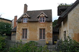 Façade du réchauffoir côté cour vue du verger attenant